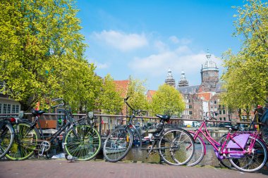 Amsterdam, Hollanda'da köprüde pembe bisiklet.