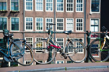 Amsterdam, Hollanda - 20 Nisan 2017: Bisiklet Amsterdam'da köprüde. Amsterdam, Hollanda kanalları