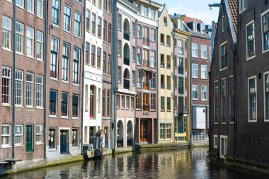 Amsterdam, Hollanda - 20 Nisan 2017: Bahar, Hollanda Amsterdam geleneksel eski binalarda