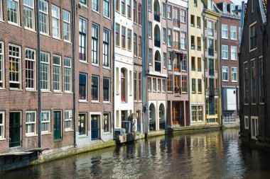 Amsterdam, Hollanda - 20 Nisan 2017: Amsterdam kanal ve güzel geleneksel eski binalar, Hollanda