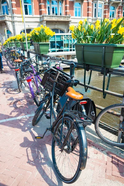 Амстердам Нидерланды Апреля 2017 Года Велосипеды Цветами Мосту Амстердаме Нидерланды — стоковое фото