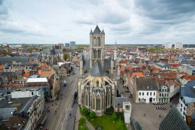 Ghent, Belçika-16 Nisan 2017: Belçika 'daki Aziz Nicholas Kilisesi ile Gent 'in merkezinde, Belfry kulesinden görünüm