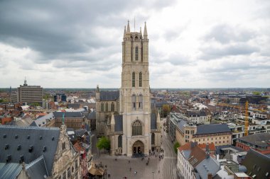 Ghent, Belçika - 16 Nisan 2017: Saint Bavo Katedrali veya Sint-Baafskathedraal, çan kulesi havadan görünümden. Ghent, Belçika