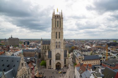 Ghent, Belçika - 16 Nisan 2017: Ghent Belfry - eski şehir, Belçika güzel Ortaçağ binaları üzerinden hava görünümünü.