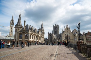 Gent, Belçika - 16 Nisan 2017: Sint Michielsbrug Köprüsü - Ortaçağ konakları, St Nicholas Kilisesi ve Belfort van Gent, Belçika.