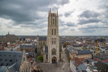 Ghent, Belçika - 16 Nisan 2017: Batı cephesinde Saint Bavo Katedrali Ghent, Belçika'daki Gotik katedral olduğunu
