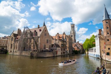 Bruges, Belçika - 17 Nisan 2017: Bruges 'de güzel bir yaz günü, Belçika' da bir turizm teknesi