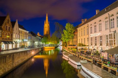 Bruges, Belçika - 17 Nisan 2017: Dijver Kanalı ve Belçika 'daki Bayan Kilisesi.