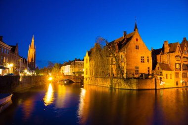 Bruges, Belçika-18 Nisan 2017: Rosary Dock-Rozenhoedkaai ve Belfry alacakaranlık. Bruges, Belçika 'da bir ortaçağ masal bir sahne