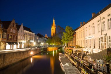 Bruges, Belçika-18 Nisan 2017: Dijver Canal ve Bruges bizim Lady Kilisesi, Belçika.