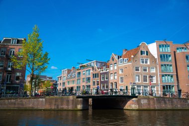 Amsterdam, Hollanda - 20 Nisan 2017: Amsterdam kanal ve güzel geleneksel eski binalar, Hollanda