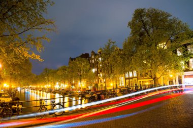 Amsterdam, Hollanda - 20 Nisan 2017: Bir ünlü kanal Hollanda'nın Amsterdam, alacakaranlıkta.