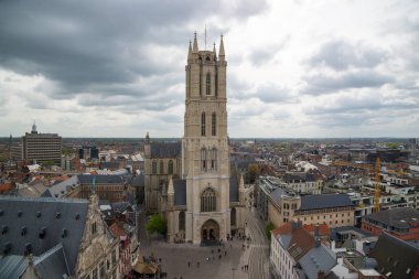 Ghent, Belçika - 16 Nisan 2017: Saint Bavo Katedrali veya Sint-Baafskathedraal, çan kulesi havadan görünümden. Ghent, Belçika