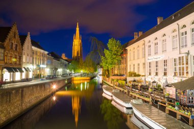 Bruges, Belçika - 17 Nisan 2017: Dijver Kanalı ve Belçika 'daki Bayan Kilisesi.