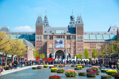 Amsterdam, Hollanda-20 Nisan 2017: Amsterdam 'da turist kalabalığı ile Amsterdam sloganı. Museumplein üzerinde Rijksmuseum arkasında yer alan, slogan hızlı bir şehir simgesi oldu.