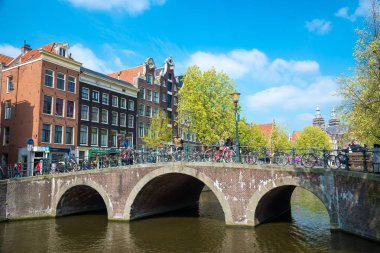 Amsterdam, Hollanda - 20 Nisan 2017: Amsterdam kanal ve güzel geleneksel eski binalar, Hollanda