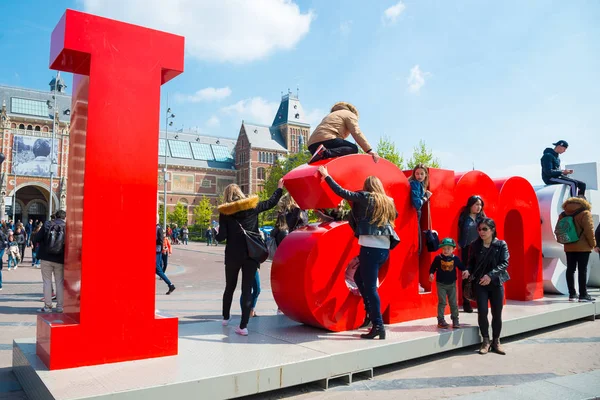 アムステルダム アムステルダム国立美術館の前でサインは写真を撮るしたい観光客のための魅力であるアムステルダム オランダ 2017 — ストック写真