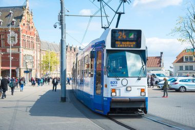 Amsterdam, Hollanda - 19 Nisan 2017: Amsterdam'da sokakta mavi bir tramvay. Geniş tramvay ağı kamu şirketi Gvb tarafından işletilmektedir.