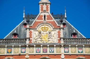 Güzel binalar Amsterdam Merkez İstasyonu. Amsterdam Centraal Pierre Cuypers tarafından tasarlandı