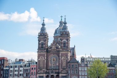Aziz Nikolaos Bazilikası - Sint Nicolaaskerk, Amsterdam, Hollanda. Şehrin en büyük Katolik kilisesidir. Kilise 1884-1887 mimar Adrianus Bleijs inşa edilmiştir