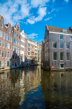 Amsterdam, Hollanda-19 Nisan 2017: Amsterdam, Hollanda 'da bir kanalın görünümü. şehir merkezinin sessiz kentsel sahnesi