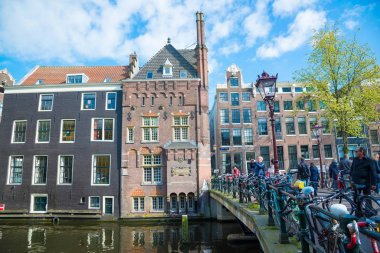 Amsterdam, Hollanda - 19 Nisan 2017: Güzel manzarasına Amsterdam kanalları ile köprü ve tipik Hollanda ev sahipliği yapmaktadır. Hollanda