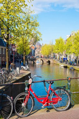 Amsterdam, Hollanda-19 Nisan 2017: Amsterdam, Hollanda köprüde Bisikletler.