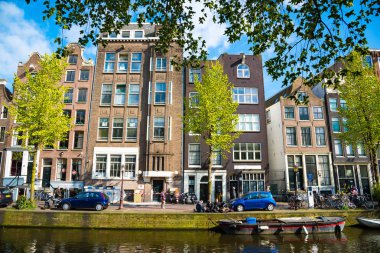 Amsterdam, Hollanda - 19 Nisan 2017: Renkli ev ve arabalar boyunca kanal dolgu Amsterdam, Hollanda