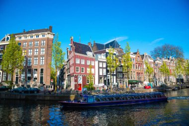 Amsterdam, Hollanda - 19 Nisan 2017: Canal, tekneler ve Amsterdam evleri. Amsterdam Hollanda başkentinin bir yaz günü olduğunu.