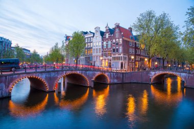 Amsterdam kanalları Batı Yakası alacakaranlıkta. Hollanda