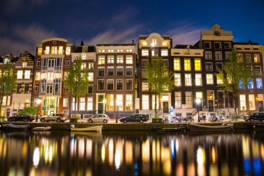 Amsterdam kanalları ve gece boyunca onları bentleri görünümü.