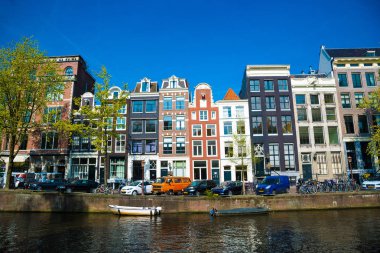 Amsterdam, Hollanda - 20 Nisan 2017: Şehir Manzaralı, Amsterdam kanal Herengracht, tipik Hollanda evleri ve tekneler, Hollanda, Hollanda