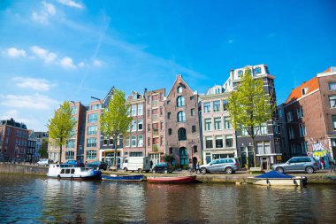 Amsterdam, Hollanda - 20 Nisan 2017: Bahar, Hollanda Amsterdam geleneksel eski binalarda