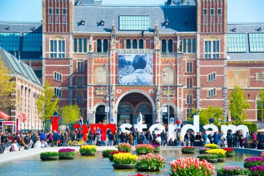 Amsterdam, Hollanda - 20 Nisan 2017: Rijksmuseum - ulusal devlet Müzesi. Ve şehir simgesi ben Amsterdam sloganı Museumplein üzerinde.