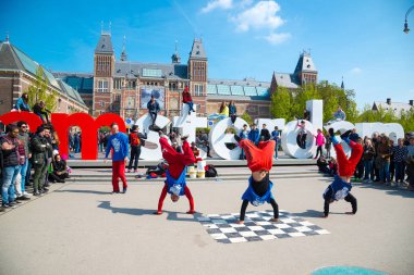 Amsterdam, Hollanda - 20 Nisan 2017: Gençlik break dans Amsterdam şehir sokaklarında. Sokak Festivali breakdance.