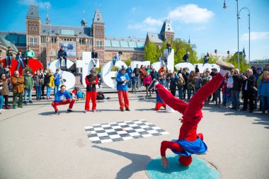 Amsterdam, Hollanda - 20 Nisan 2017: Gençlik break dans Amsterdam şehir sokaklarında. Sokak Festivali breakdance.
