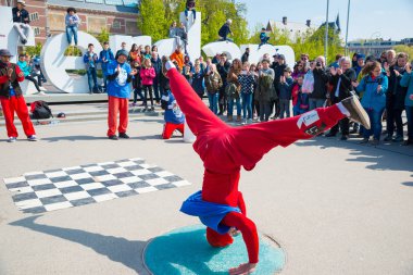 Amsterdam, Hollanda - 20 Nisan 2017: Gençlik break dans Amsterdam şehir sokaklarında. Sokak Festivali breakdance.