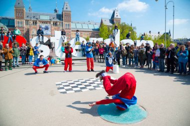 Amsterdam, Hollanda - 20 Nisan 2017: Gençlik break dans Amsterdam şehir sokaklarında. Sokak Festivali breakdance.