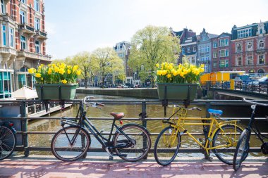 Amsterdam, Hollanda - 20 Nisan 2017: Amsterdam, Hollanda bir köprü üzerinde park etmiş Bisiklet