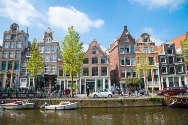 Amsterdam, Hollanda - 20 Nisan 2017: Bahar, Hollanda Amsterdam geleneksel eski binalarda