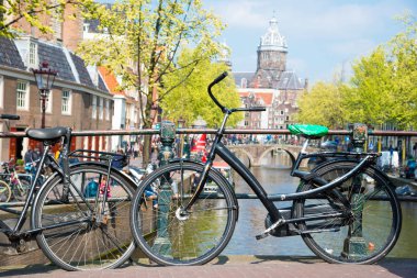 Amsterdam, Hollanda - 20 Nisan 2017: Amsterdam, Hollanda bir köprü üzerinde park etmiş Bisiklet