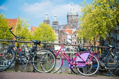 Amsterdam, Hollanda - 20 Nisan 2017: Amsterdam, Hollanda bir köprü üzerinde park etmiş Bisiklet