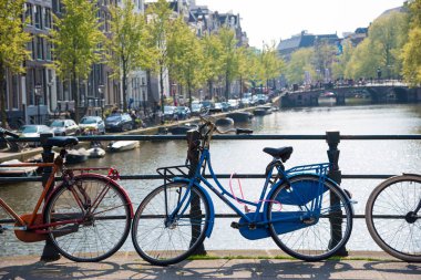 Amsterdam, Hollanda - 20 Nisan 2017: Amsterdam, Hollanda bir köprü üzerinde park etmiş Bisiklet