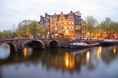 Amsterdam, Hollanda - 20 Nisan 2017: Dusk şehir manzaralı, Amsterdam kanal Herengracht, tipik Hollanda evleri ve tekneler, Hollanda, Hollanda.