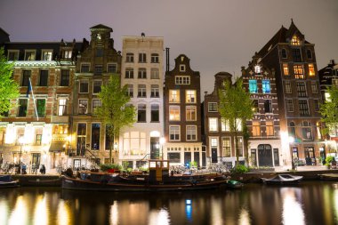 Amsterdam kanalları gece. Amsterdam Hollanda'nın başkenti ve en kalabalık olduğunu.