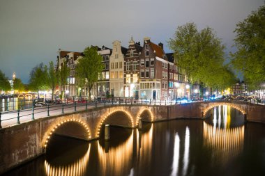 Amsterdam kanal, köprü ve tipik evler akşam alacakaranlık mavi saat, Hollanda, Hollanda sırasında.