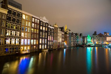 Amsterdam, Hollanda - 20 Nisan 2017: Kanallar Amsterdam gece. Amsterdam Hollanda'nın başkenti ve en kalabalık olduğunu.