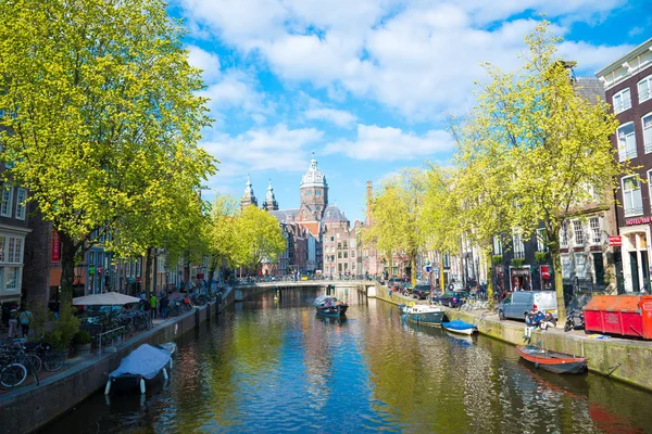 Amsterdam, Hollanda-19 Nisan 2017: Amsterdam, Hollanda 'da bir kanalın görünümü. şehir merkezinin sessiz kentsel sahnesi