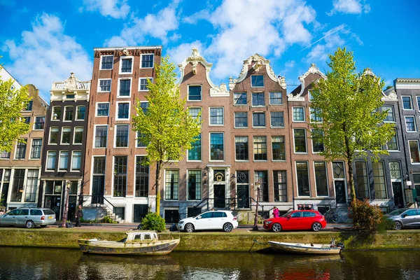 Amsterdam, Hollanda - 19 Nisan 2017: Renkli ev ve arabalar boyunca kanal dolgu Amsterdam, Hollanda