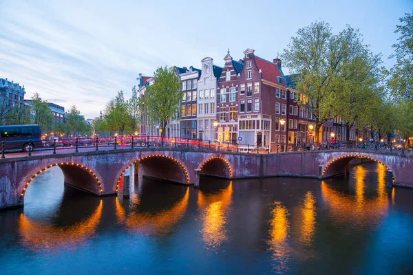 Amsterdam kanalları Batı Yakası alacakaranlıkta. Hollanda